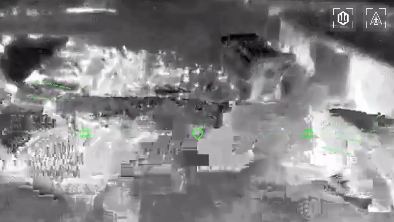 Уничтожение пусковых установок и ТЗМ из состава 300-мм РСЗО "Торнадо-С" ("Смерч") в Крыму украинскими управляемыми дронами-камикадзе Уничтожение пусковых установок и ТЗМ из состава 300-мм РСЗО "Торнадо-С" ("Смерч") в Крыму украинскими управляемыми дронами-камикадзе