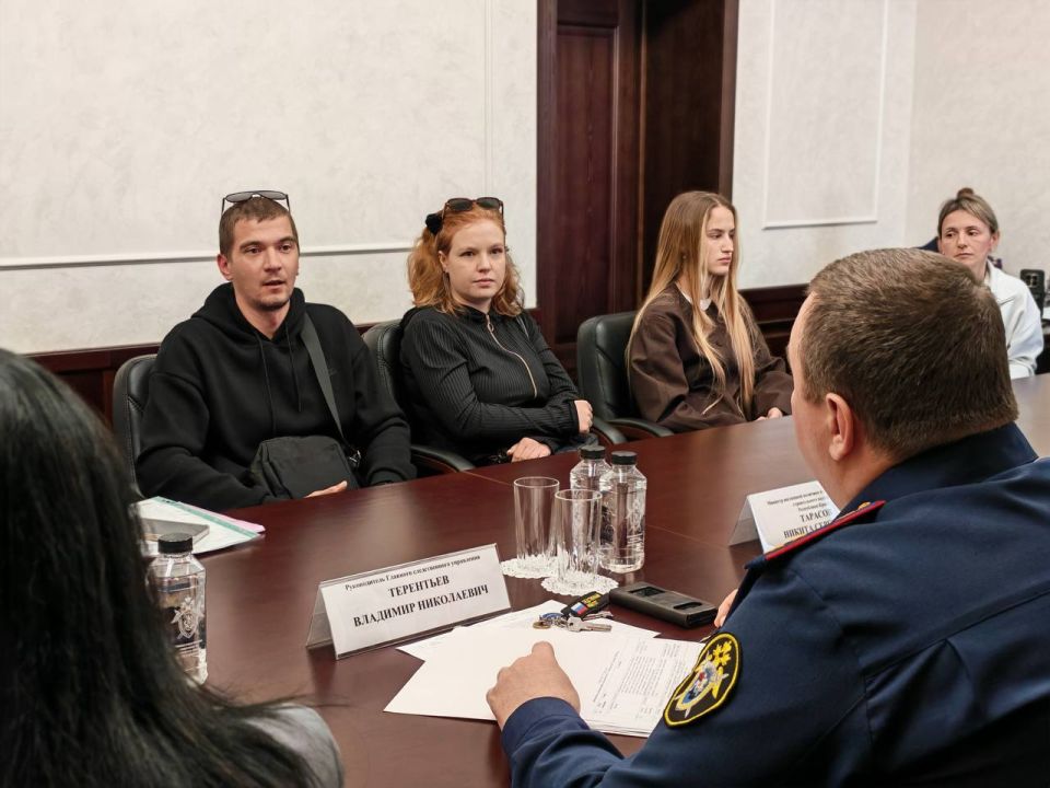 Владимир Терентьев провел личный прием детей-сирот полуострова Владимир Терентьев провел личный прием детей-сирот полуострова