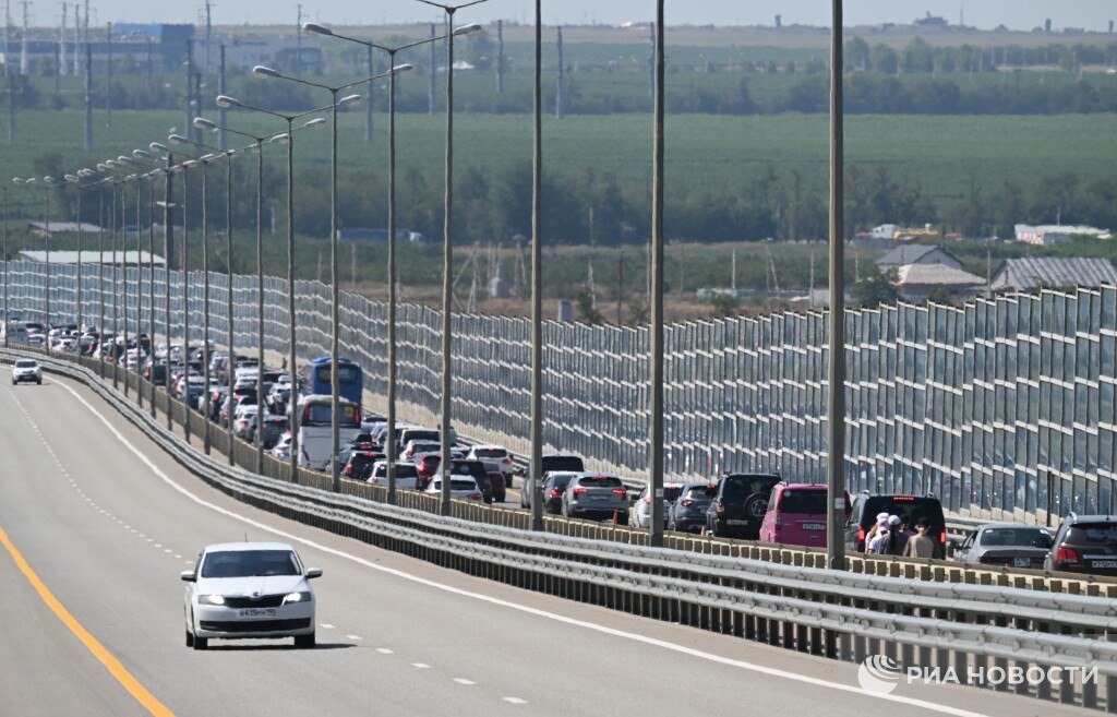 33 автомобиля ожидают проезда перед Крымским мостом со стороны Тамани