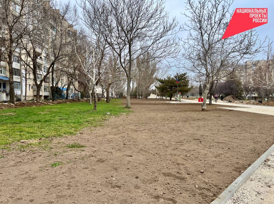 В Армянске продолжается благоустройство сквера Строителей В Армянске продолжается благоустройство сквера Строителей