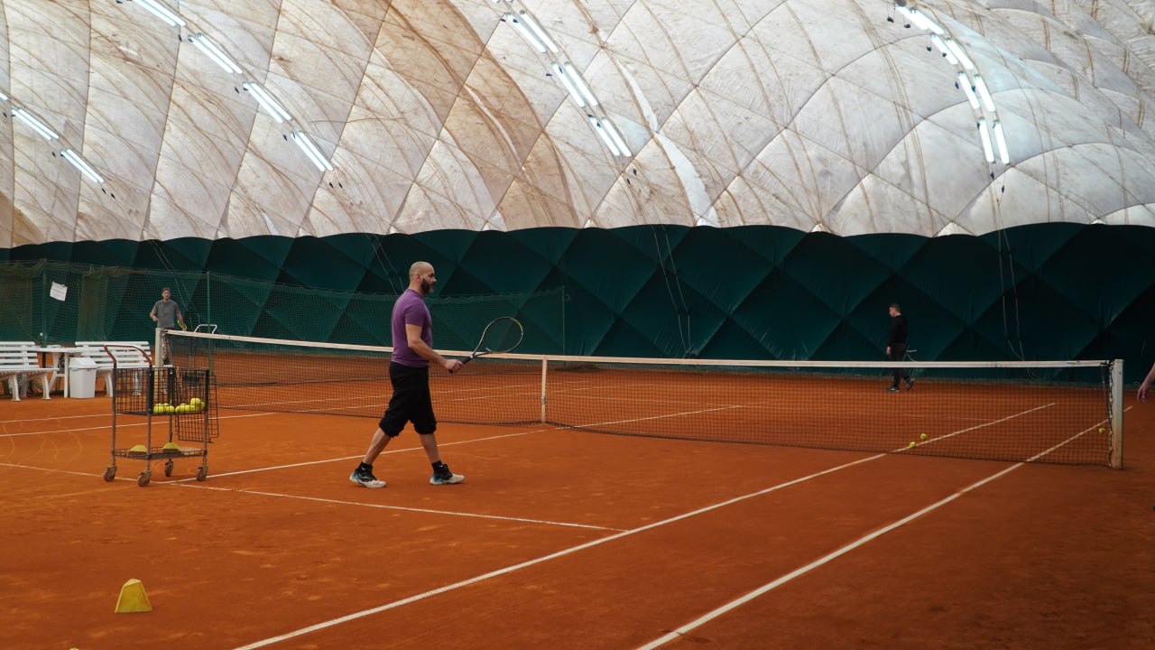 Любит наблюдать за мячами и позировать с кубками Любит наблюдать за мячами и позировать с кубками
