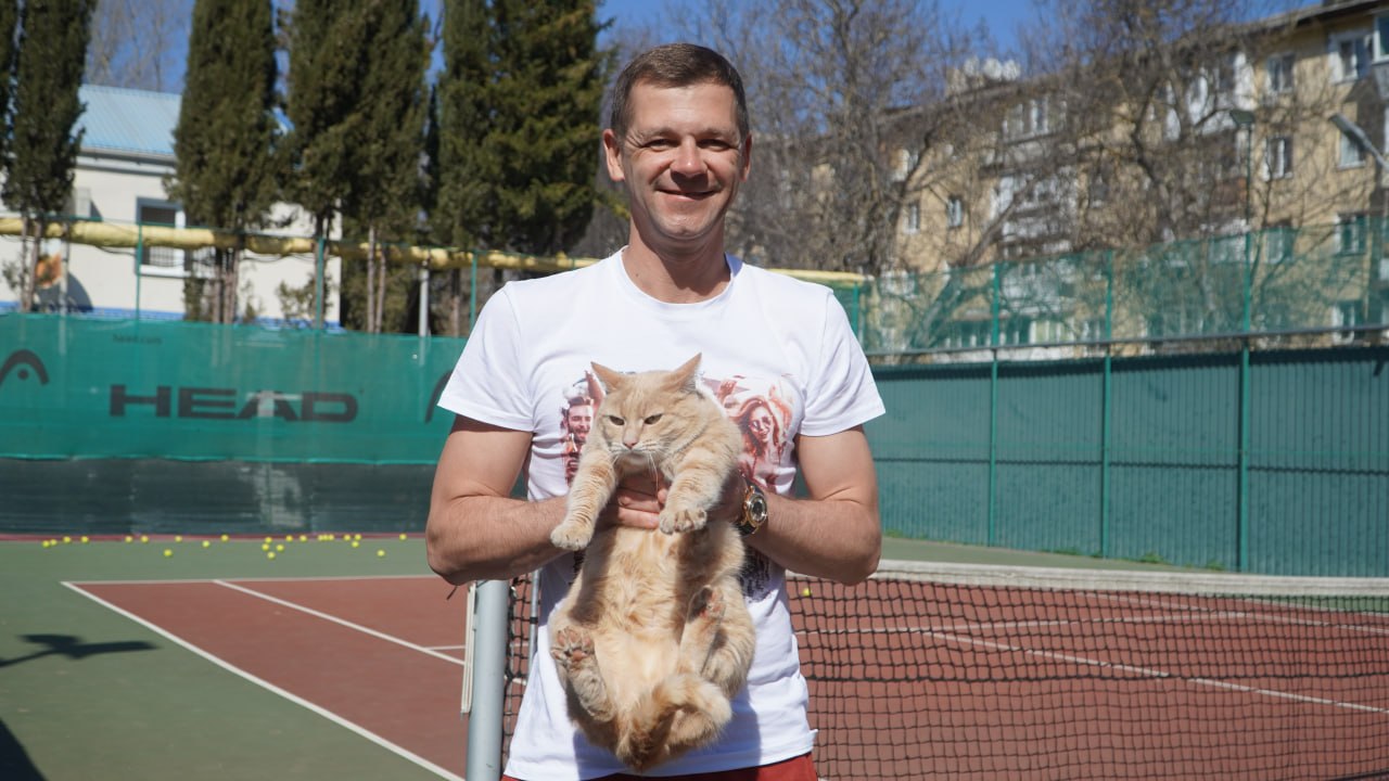 Любит наблюдать за мячами и позировать с кубками Любит наблюдать за мячами и позировать с кубками