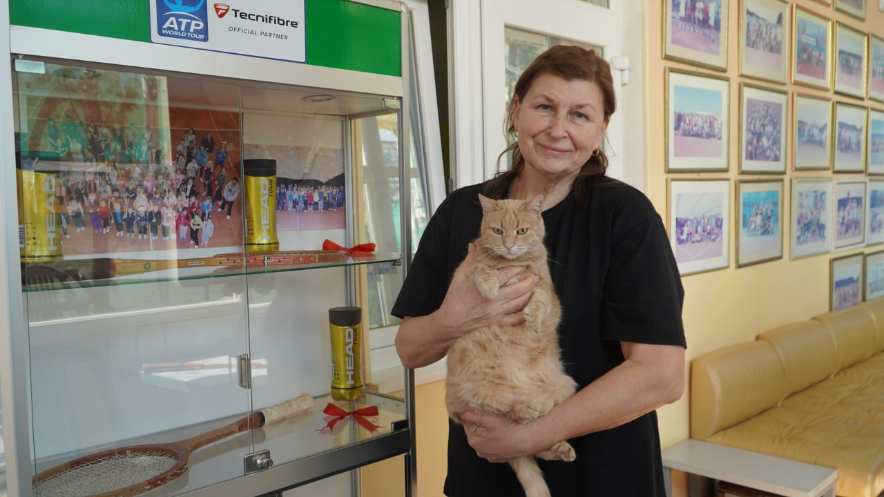 Любит наблюдать за мячами и позировать с кубками Любит наблюдать за мячами и позировать с кубками