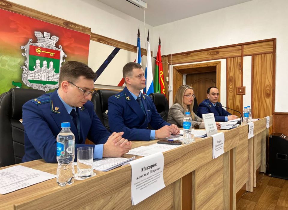 Вчера, 30 марта 2026 года, в городе Армянске исполняющий обязанности прокурора Крыма Дмитрий Егоров провел встречу с предпринимателями