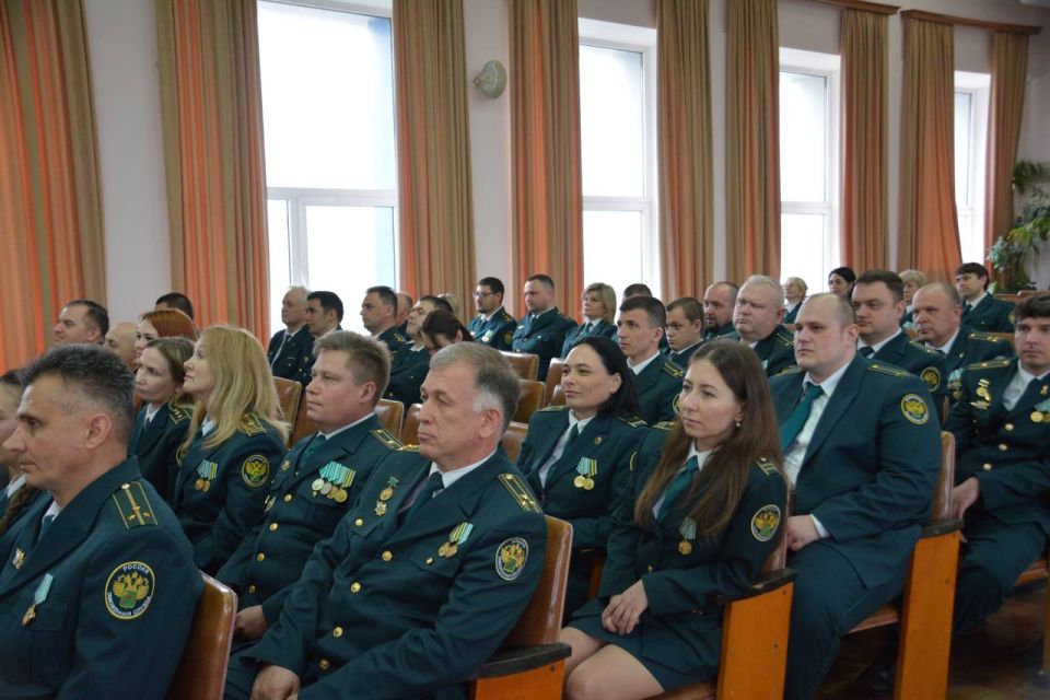 Андрей Козырев поздравил крымских таможенников с профессиональным праздником Андрей Козырев поздравил крымских таможенников с профессиональным праздником