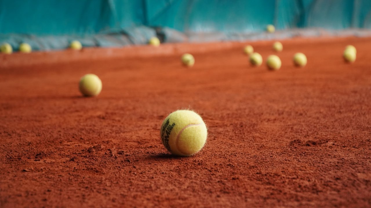 Любит наблюдать за мячами и позировать с кубками Любит наблюдать за мячами и позировать с кубками