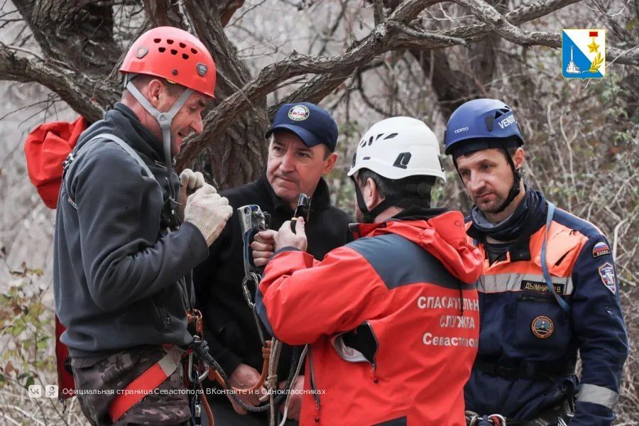Севастопольские спасатели отработали действия на сложном скальном рельефе Севастопольские спасатели отработали действия на сложном скальном рельефе