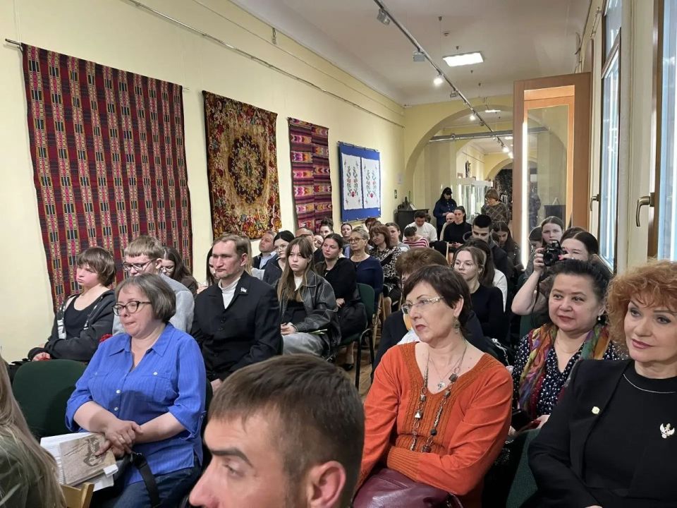 В Симферополе отметили 117-летие со дня рождения Николая Васильевича Гоголя В Симферополе отметили 117-летие со дня рождения Николая Васильевича Гоголя