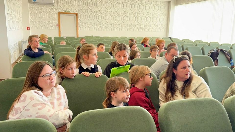 Музыкальная игра объединила поколения в Черноморской детской школе искусств Музыкальная игра объединила поколения в Черноморской детской школе искусств