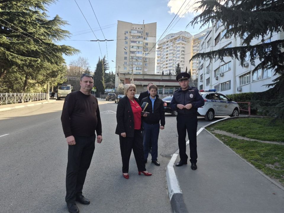 Галина Огнёва: По обращению жительницы ул. Октябрьской, д. 40 выехала на детскую спортивную площадку, где было повреждено ограждение Галина Огнёва: По обращению жительницы ул. Октябрьской, д. 40 выехала на детскую спортивную площадку, где было повреждено ограждение
