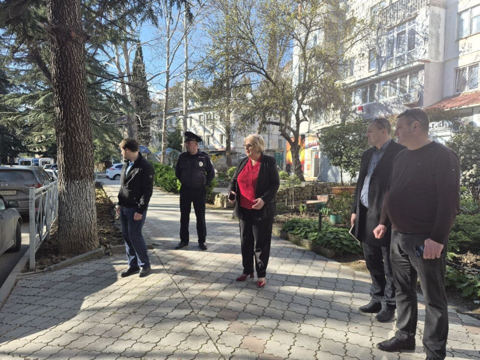Галина Огнёва: По обращению жительницы ул. Октябрьской, д. 40 выехала на детскую спортивную площадку, где было повреждено ограждение Галина Огнёва: По обращению жительницы ул. Октябрьской, д. 40 выехала на детскую спортивную площадку, где было повреждено ограждение