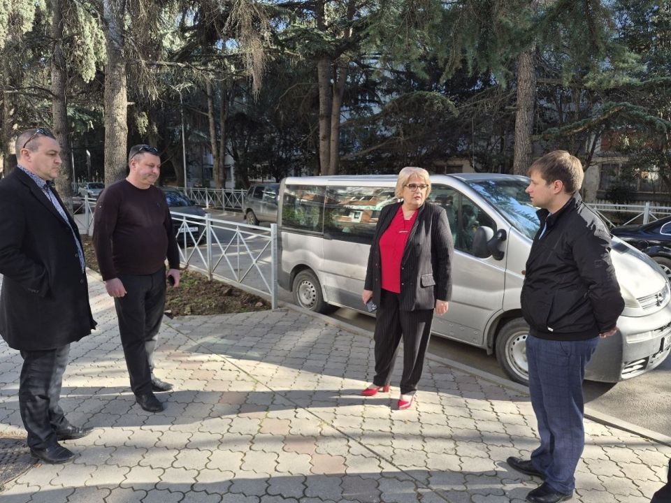 Галина Огнёва: По обращению жительницы ул. Октябрьской, д. 40 выехала на детскую спортивную площадку, где было повреждено ограждение Галина Огнёва: По обращению жительницы ул. Октябрьской, д. 40 выехала на детскую спортивную площадку, где было повреждено ограждение