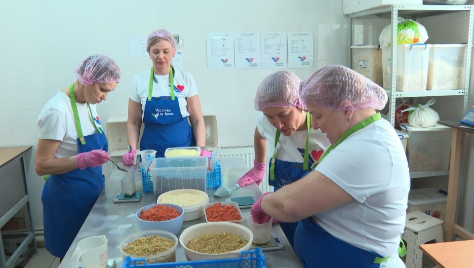 Вкусная помощь. Более 1 миллиона фронтовых обедов отправили в прошлом году бойцам спецоперации волонтёры организации «Весточка из Крыма» Вкусная помощь. Более 1 миллиона фронтовых обедов отправили в прошлом году бойцам спецоперации волонтёры организации «Весточка из Крыма»