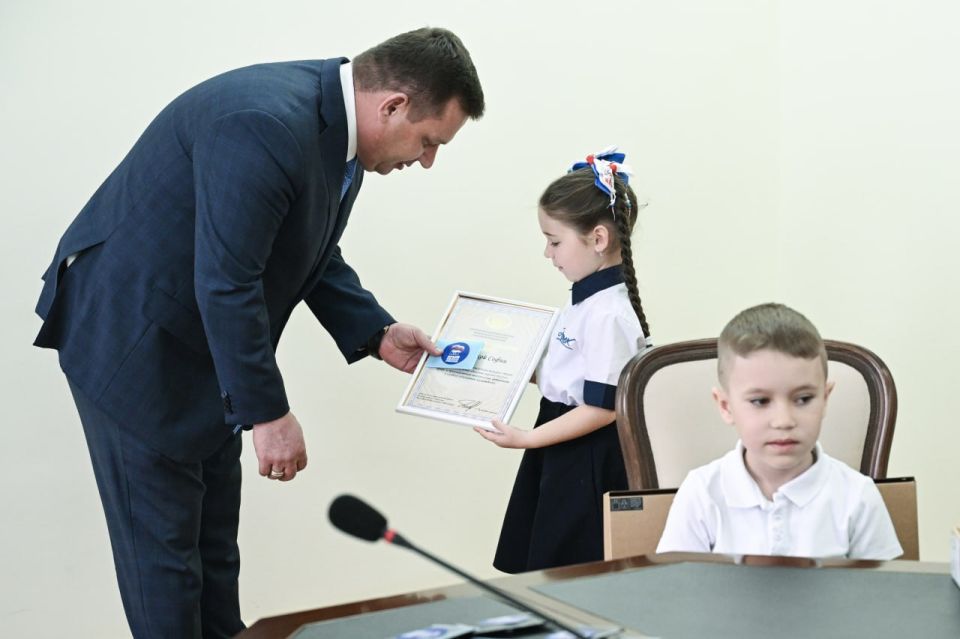 Юрий Нестеренко: Вручил призы победителям и участникам своего, уже ставшего традиционным, конкурса чтецов среди воспитанников детских садов и школьников Крыма Юрий Нестеренко: Вручил призы победителям и участникам своего, уже ставшего традиционным, конкурса чтецов среди воспитанников детских садов и школьников Крыма