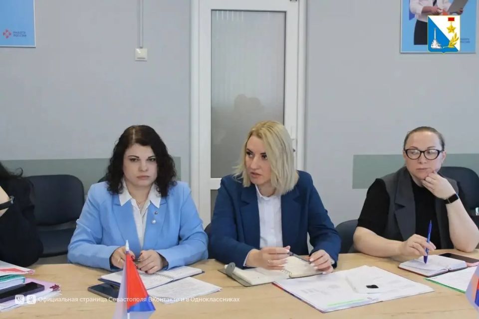 В Севастополе обсудили, как помочь молодёжи выбрать профессию и найти работу В Севастополе обсудили, как помочь молодёжи выбрать профессию и найти работу