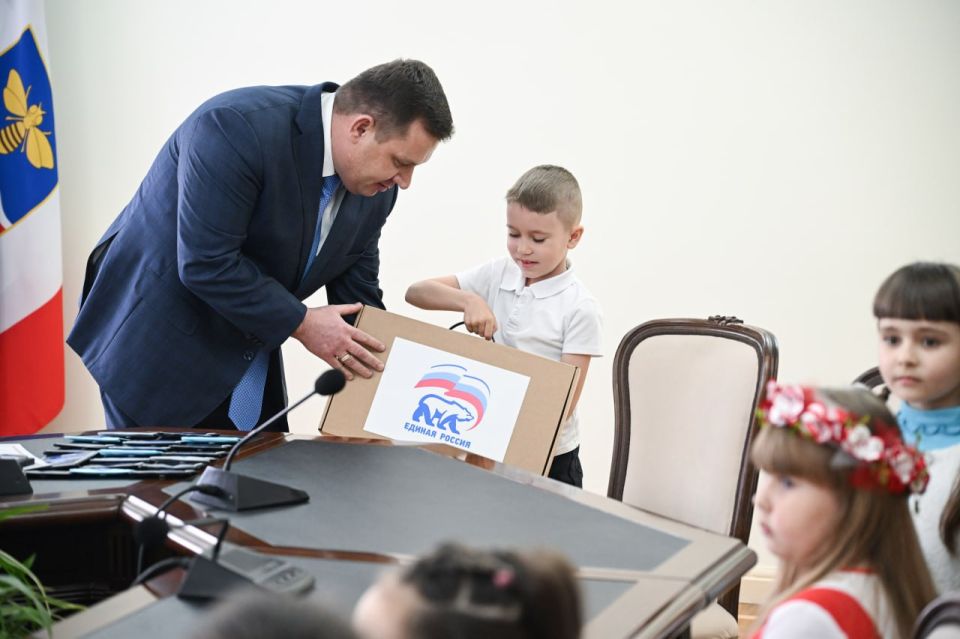 Юрий Нестеренко: Вручил призы победителям и участникам своего, уже ставшего традиционным, конкурса чтецов среди воспитанников детских садов и школьников Крыма Юрий Нестеренко: Вручил призы победителям и участникам своего, уже ставшего традиционным, конкурса чтецов среди воспитанников детских садов и школьников Крыма