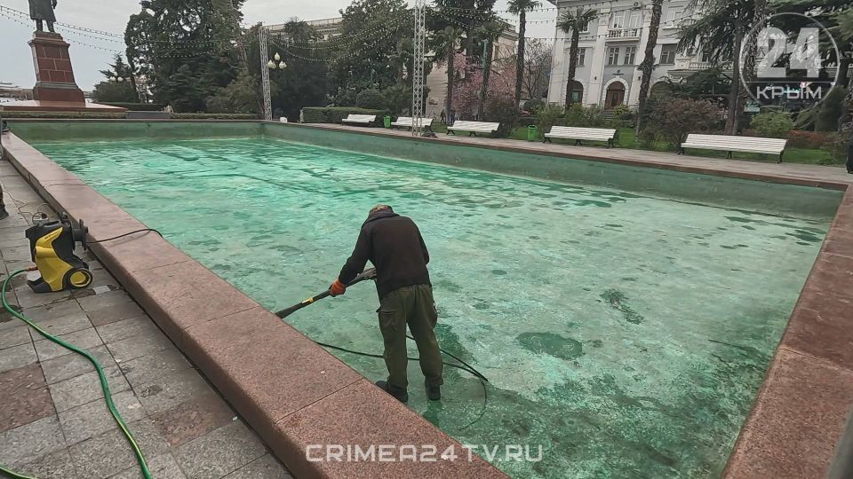 Декоративный бассейн возле памятника Ленину на набережной в Ялте готовят к сезону