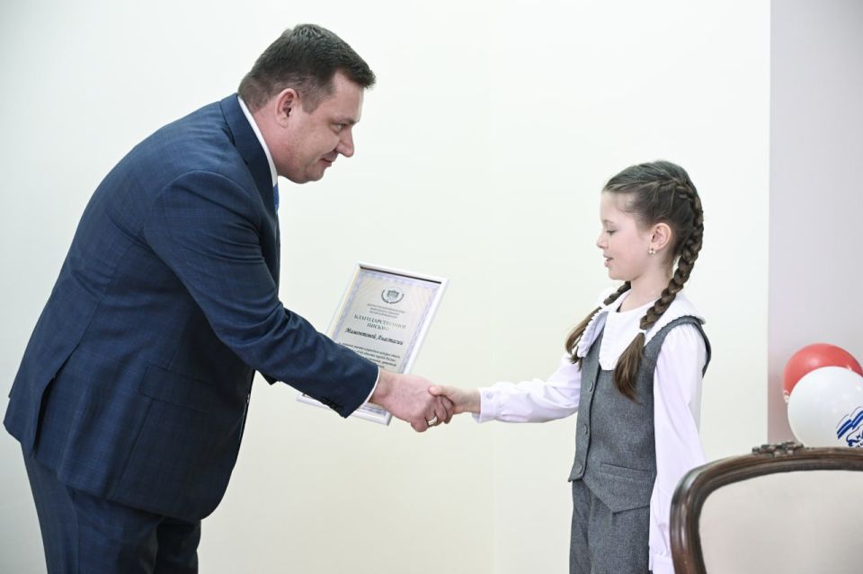 Юрий Нестеренко: Вручил призы победителям и участникам своего, уже ставшего традиционным, конкурса чтецов среди воспитанников детских садов и школьников Крыма Юрий Нестеренко: Вручил призы победителям и участникам своего, уже ставшего традиционным, конкурса чтецов среди воспитанников детских садов и школьников Крыма