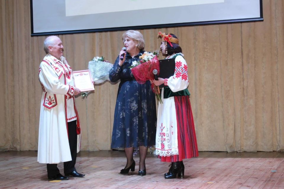 Галина Огнёва: Уважаемые алуштинцы!. Сегодня мы отмечаем День единения народов России и Беларуси - праздник нашей общей истории и вековой дружбы Галина Огнёва: Уважаемые алуштинцы!. Сегодня мы отмечаем День единения народов России и Беларуси - праздник нашей общей истории и вековой дружбы