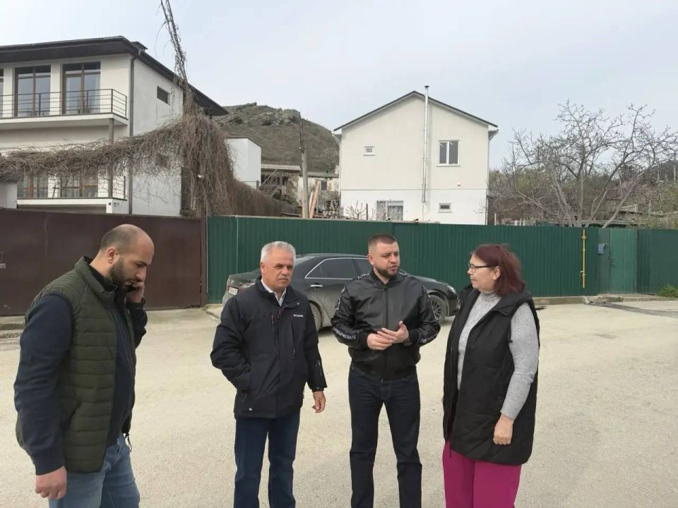Кирилл Чебышев: Совместно с руководителем Судакского филиала ГУП РК «Вода Крыма» Владимиром Кедиком и заместителем главы Вазгеном Карапетяном провели встречу со старшей МКД по ул. Лесная
