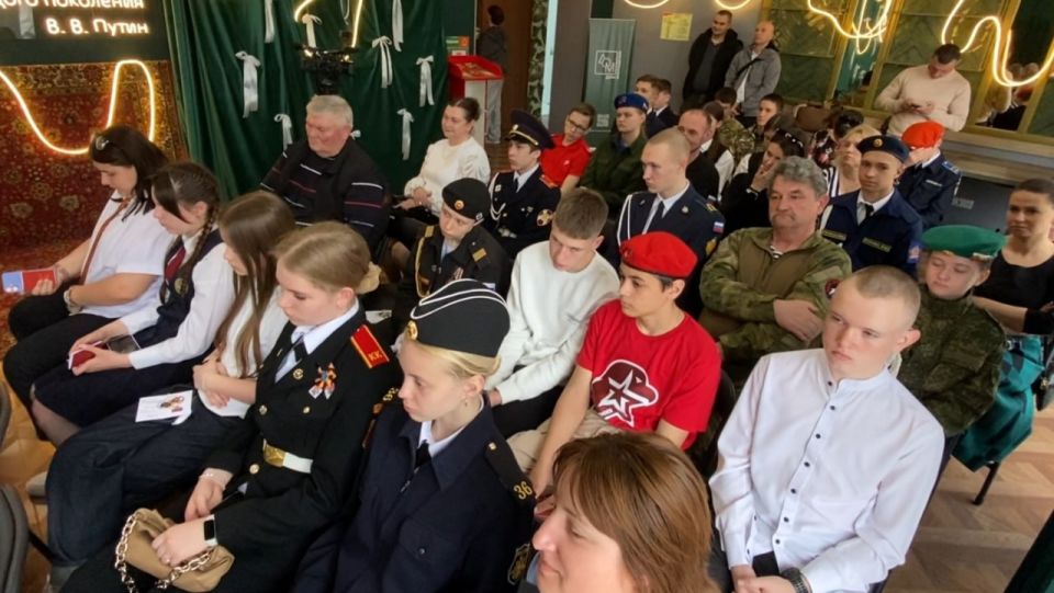 Юные командиры. В Симферополе подвели итоги школы юного командира поста №1- школьники готовы нести вахту памяти