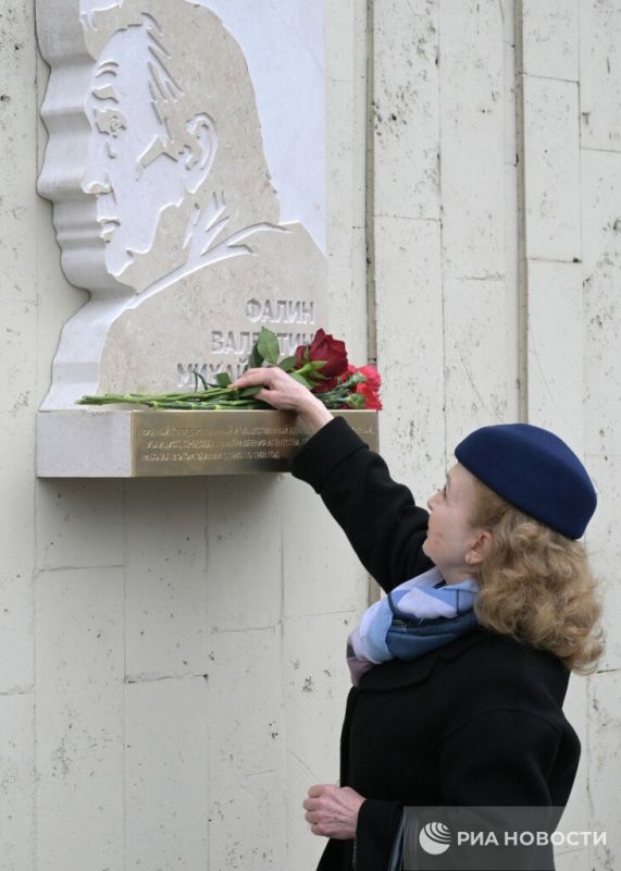 Мемориальный знак дипломату и публицисту Валентину Фалину открыли в Москве Мемориальный знак дипломату и публицисту Валентину Фалину открыли в Москве