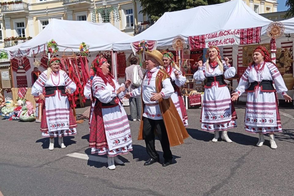 Галина Огнёва: Уважаемые алуштинцы!. Сегодня мы отмечаем День единения народов России и Беларуси - праздник нашей общей истории и вековой дружбы Галина Огнёва: Уважаемые алуштинцы!. Сегодня мы отмечаем День единения народов России и Беларуси - праздник нашей общей истории и вековой дружбы