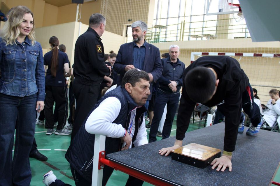 В Симферополе прошло выполнение нормативов ГТО среди допризывной молодёжи В Симферополе прошло выполнение нормативов ГТО среди допризывной молодёжи