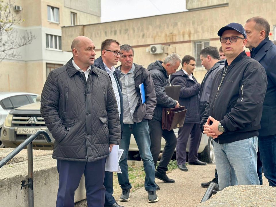 Владимир Немцев: Встретился с жителями домов № 14 и № 16 по улице Александра Маринеско, № 31 и № 37 по улице Тараса Шевченко, а также № 19, № 19А и № 21 по улице Александра Маринеско, чтобы обсудить ход работ по ремонту... Владимир Немцев: Встретился с жителями домов № 14 и № 16 по улице Александра Маринеско, № 31 и № 37 по улице Тараса Шевченко, а также № 19, № 19А и № 21 по улице Александра Маринеско, чтобы обсудить ход работ по ремонту...