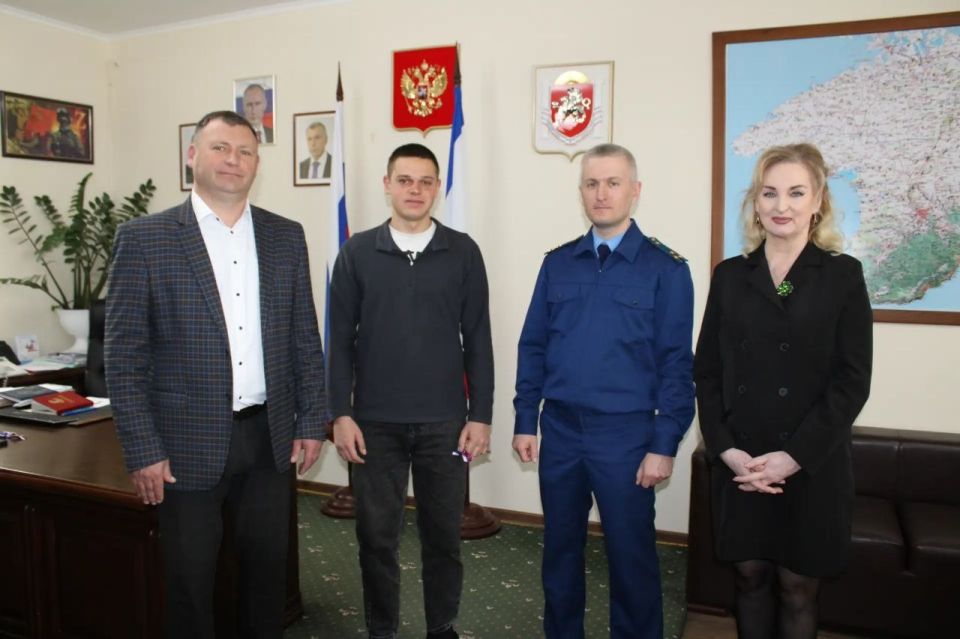 Сегодня в Ленинском районе произошло по-настоящему значимое и трогательное событие: Глава Администрации Игорь Крутьков, совместно с прокурором района Алексеем Масенко и председателем районного совета Викторией Заботиной... Сегодня в Ленинском районе произошло по-настоящему значимое и трогательное событие: Глава Администрации Игорь Крутьков, совместно с прокурором района Алексеем Масенко и председателем районного совета Викторией Заботиной...