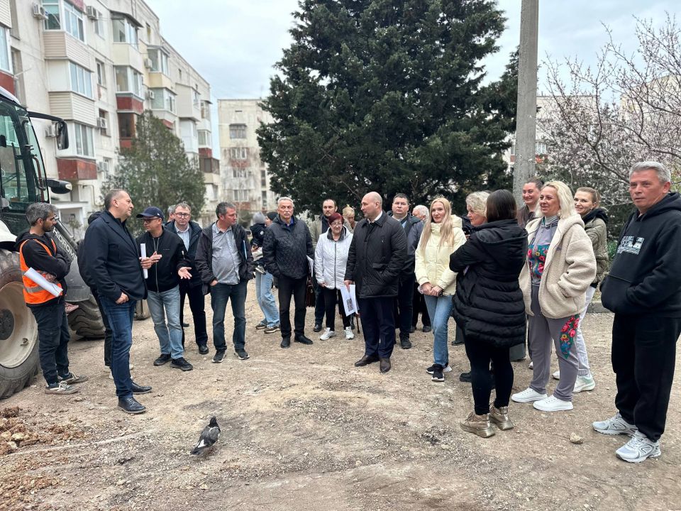 Владимир Немцев: Встретился с жителями домов № 14 и № 16 по улице Александра Маринеско, № 31 и № 37 по улице Тараса Шевченко, а также № 19, № 19А и № 21 по улице Александра Маринеско, чтобы обсудить ход работ по ремонту... Владимир Немцев: Встретился с жителями домов № 14 и № 16 по улице Александра Маринеско, № 31 и № 37 по улице Тараса Шевченко, а также № 19, № 19А и № 21 по улице Александра Маринеско, чтобы обсудить ход работ по ремонту...