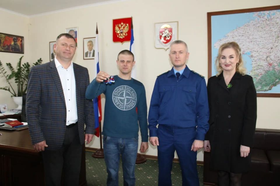 Сегодня в Ленинском районе произошло по-настоящему значимое и трогательное событие: Глава Администрации Игорь Крутьков, совместно с прокурором района Алексеем Масенко и председателем районного совета Викторией Заботиной... Сегодня в Ленинском районе произошло по-настоящему значимое и трогательное событие: Глава Администрации Игорь Крутьков, совместно с прокурором района Алексеем Масенко и председателем районного совета Викторией Заботиной...