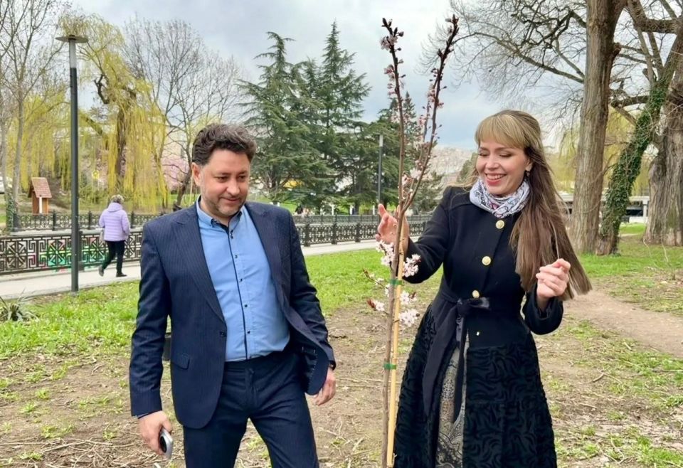 Под живое пение и аплодисменты в парке Гагарина заложили Аллею Российского театрального общества! Под живое пение и аплодисменты в парке Гагарина заложили Аллею Российского театрального общества!