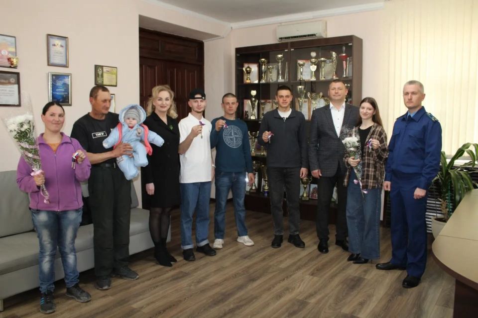 Сегодня в Ленинском районе произошло по-настоящему значимое и трогательное событие: Глава Администрации Игорь Крутьков, совместно с прокурором района Алексеем Масенко и председателем районного совета Викторией Заботиной... Сегодня в Ленинском районе произошло по-настоящему значимое и трогательное событие: Глава Администрации Игорь Крутьков, совместно с прокурором района Алексеем Масенко и председателем районного совета Викторией Заботиной...