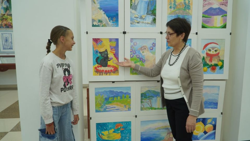 Пушистый музейный хранитель и любимица юных художников Пушистый музейный хранитель и любимица юных художников