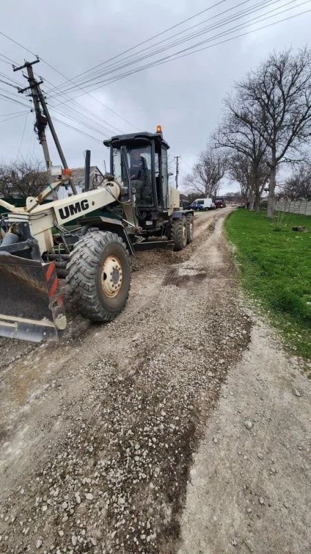 Дорожники "Крымавтодор" продолжают выполнять плановые работы по профилированию грунтовых и щебёночных дорог Дорожники "Крымавтодор" продолжают выполнять плановые работы по профилированию грунтовых и щебёночных дорог