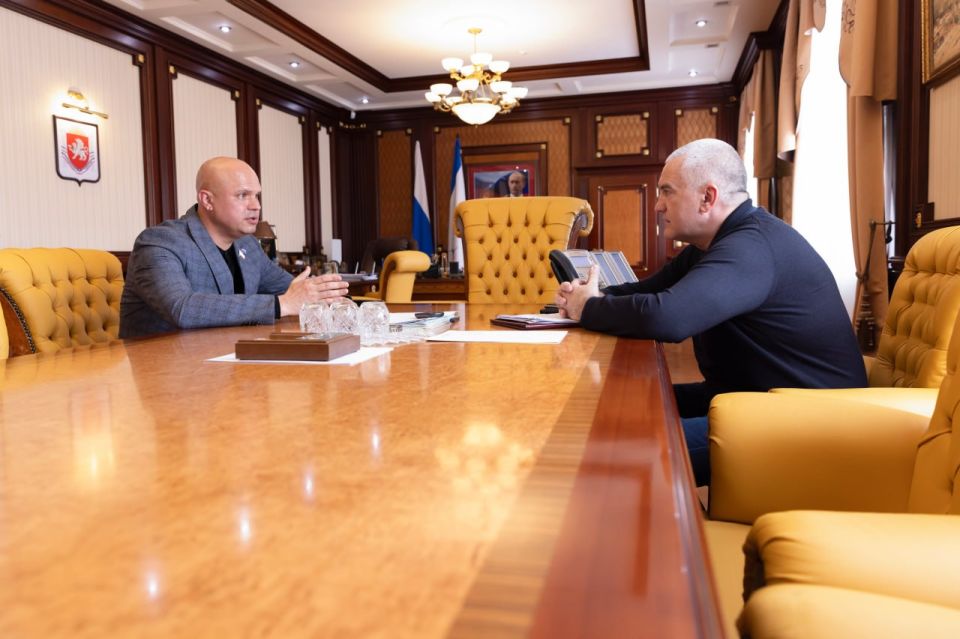 Сергей Аксёнов: На встрече с депутатом Государственного Совета Республики Крым Олегом Ярославовичем Кришталем обсудили актуальные вопросы благоустройства города-героя Керчи, организацию взаимодействия депутатского корпуса с...