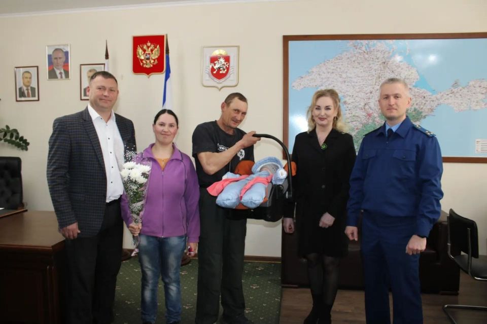 Сегодня в Ленинском районе произошло по-настоящему значимое и трогательное событие: Глава Администрации Игорь Крутьков, совместно с прокурором района Алексеем Масенко и председателем районного совета Викторией Заботиной... Сегодня в Ленинском районе произошло по-настоящему значимое и трогательное событие: Глава Администрации Игорь Крутьков, совместно с прокурором района Алексеем Масенко и председателем районного совета Викторией Заботиной...