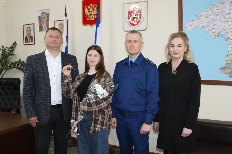 Сегодня в Ленинском районе произошло по-настоящему значимое и трогательное событие: Глава Администрации Игорь Крутьков, совместно с прокурором района Алексеем Масенко и председателем районного совета Викторией Заботиной... Сегодня в Ленинском районе произошло по-настоящему значимое и трогательное событие: Глава Администрации Игорь Крутьков, совместно с прокурором района Алексеем Масенко и председателем районного совета Викторией Заботиной...