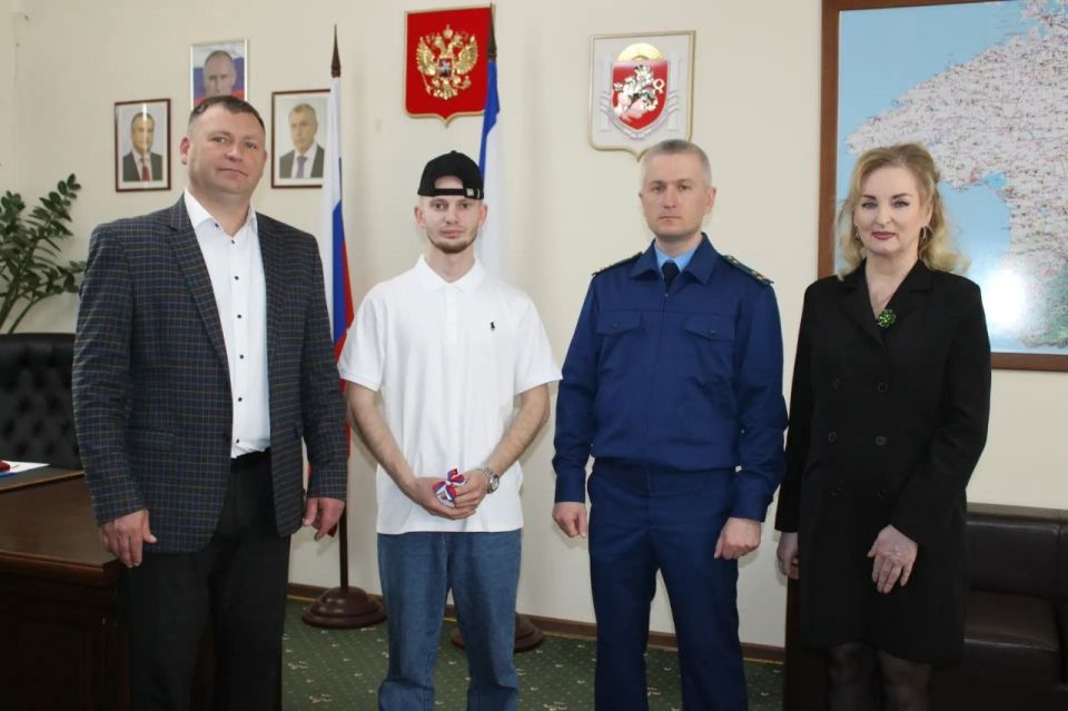 Сегодня в Ленинском районе произошло по-настоящему значимое и трогательное событие: Глава Администрации Игорь Крутьков, совместно с прокурором района Алексеем Масенко и председателем районного совета Викторией Заботиной... Сегодня в Ленинском районе произошло по-настоящему значимое и трогательное событие: Глава Администрации Игорь Крутьков, совместно с прокурором района Алексеем Масенко и председателем районного совета Викторией Заботиной...
