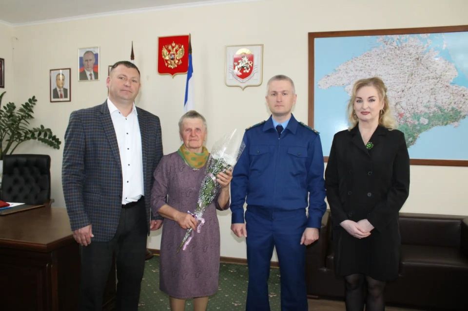 Сегодня в Ленинском районе произошло по-настоящему значимое и трогательное событие: Глава Администрации Игорь Крутьков, совместно с прокурором района Алексеем Масенко и председателем районного совета Викторией Заботиной... Сегодня в Ленинском районе произошло по-настоящему значимое и трогательное событие: Глава Администрации Игорь Крутьков, совместно с прокурором района Алексеем Масенко и председателем районного совета Викторией Заботиной...