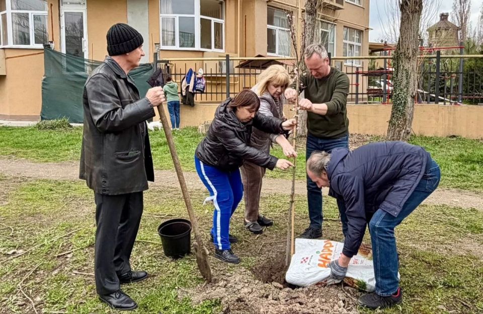 Под живое пение и аплодисменты в парке Гагарина заложили Аллею Российского театрального общества! Под живое пение и аплодисменты в парке Гагарина заложили Аллею Российского театрального общества!