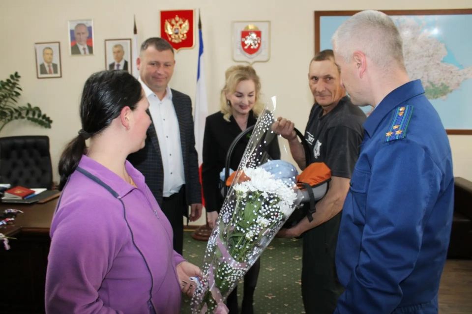 Сегодня в Ленинском районе произошло по-настоящему значимое и трогательное событие: Глава Администрации Игорь Крутьков, совместно с прокурором района Алексеем Масенко и председателем районного совета Викторией Заботиной... Сегодня в Ленинском районе произошло по-настоящему значимое и трогательное событие: Глава Администрации Игорь Крутьков, совместно с прокурором района Алексеем Масенко и председателем районного совета Викторией Заботиной...