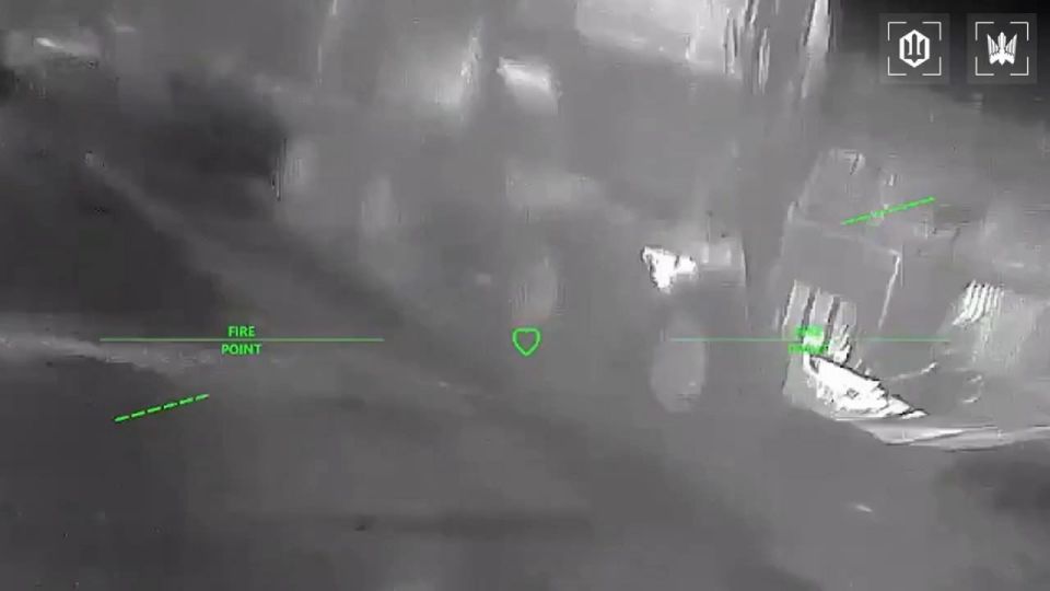 А это удар уже украинского дрона-камикадзе FP-2 (FP-1) на Starlink по РЛС 92Н6Е из состава ЗРК С-400 в Крыму А это удар уже украинского дрона-камикадзе FP-2 (FP-1) на Starlink по РЛС 92Н6Е из состава ЗРК С-400 в Крыму