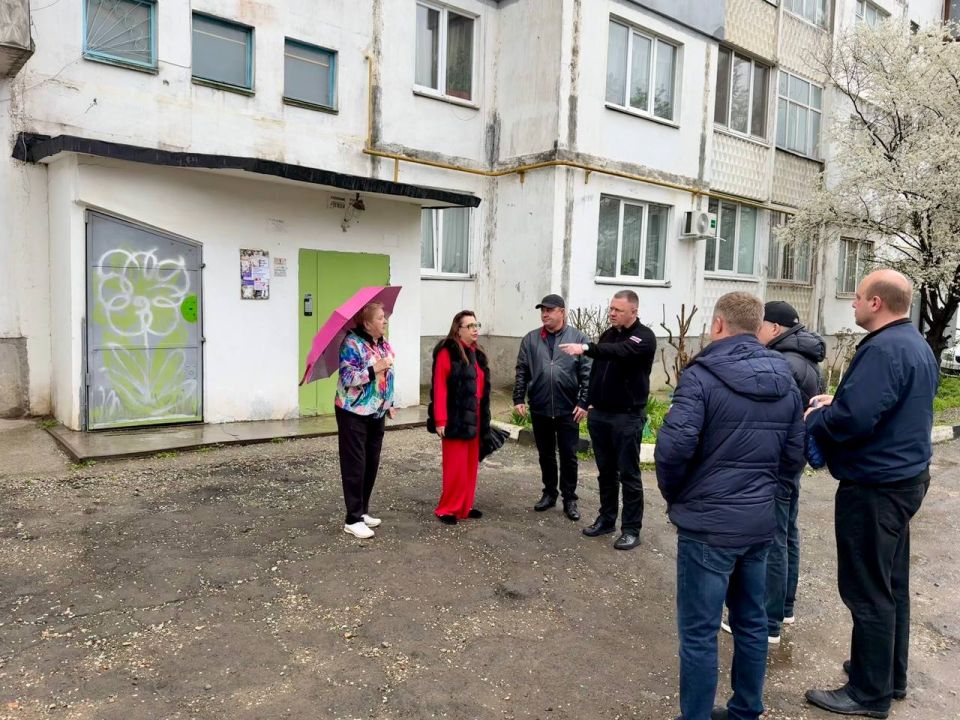 Михаил Афанасьев: Несмотря на дождливую погоду, провели с коллегами очередную продуктивную встречу с председателями и активом симферопольских МКД Михаил Афанасьев: Несмотря на дождливую погоду, провели с коллегами очередную продуктивную встречу с председателями и активом симферопольских МКД