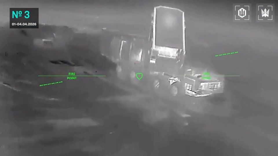 А это удар уже украинского дрона-камикадзе FP-2 (FP-1) на Starlink по РЛС 92Н6Е из состава ЗРК С-400 в Крыму А это удар уже украинского дрона-камикадзе FP-2 (FP-1) на Starlink по РЛС 92Н6Е из состава ЗРК С-400 в Крыму