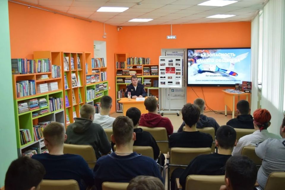 Сотрудники МВД по Республике Крым продолжают цикл профилактических встреч со студентами учебных заведений Сотрудники МВД по Республике Крым продолжают цикл профилактических встреч со студентами учебных заведений