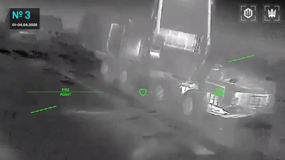 А это удар уже украинского дрона-камикадзе FP-2 (FP-1) на Starlink по РЛС 92Н6Е из состава ЗРК С-400 в Крыму А это удар уже украинского дрона-камикадзе FP-2 (FP-1) на Starlink по РЛС 92Н6Е из состава ЗРК С-400 в Крыму