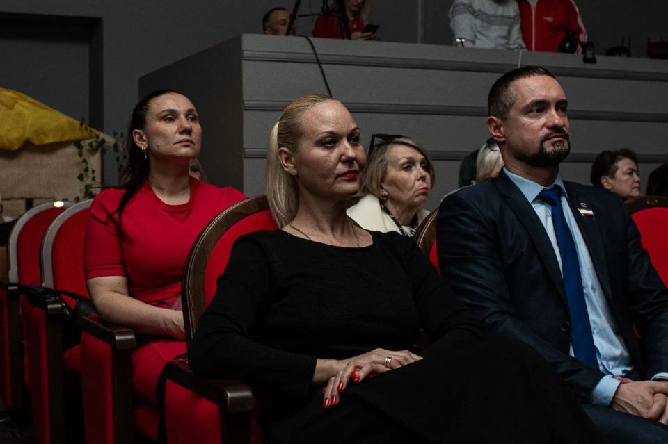 3 апреля в Симферополе прошёл Всекрымский смотр-конкурс любительского искусства «Ступени мастерства», приуроченный к Году единства народов России 3 апреля в Симферополе прошёл Всекрымский смотр-конкурс любительского искусства «Ступени мастерства», приуроченный к Году единства народов России