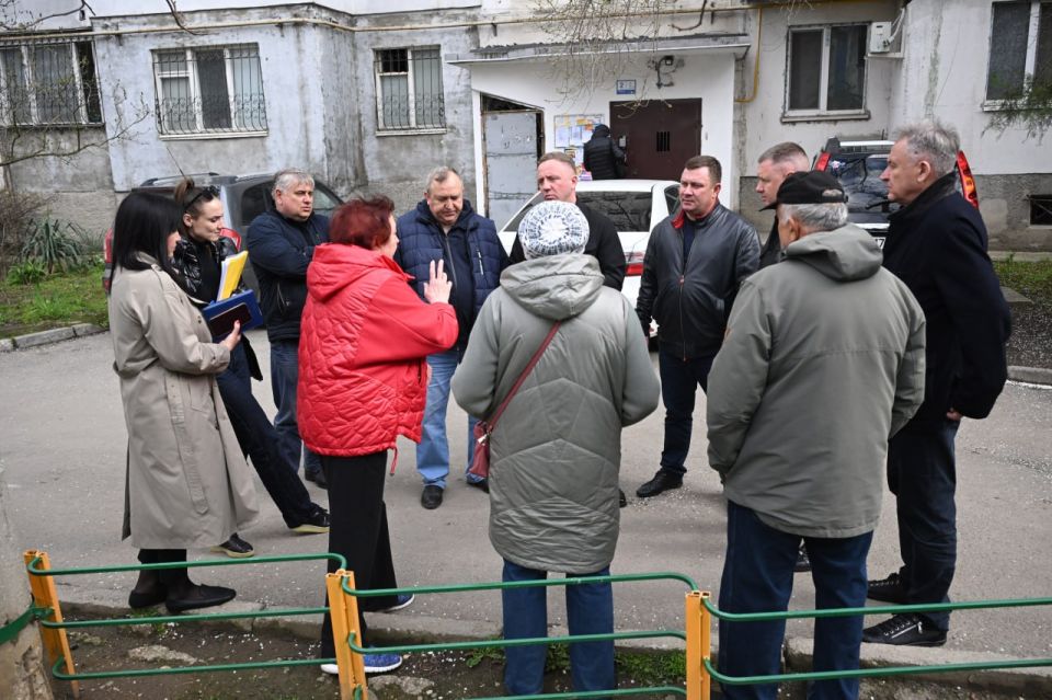 Юрий Нестеренко: Совместно с коллегами продолжаем проводить встречи с жителями многоквартирных домов Симферополя Юрий Нестеренко: Совместно с коллегами продолжаем проводить встречи с жителями многоквартирных домов Симферополя